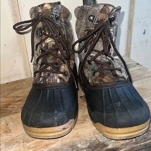 Size 3 Boys Ozark Trail Camouflage Lace-Up winter snow Boot. Very good condition